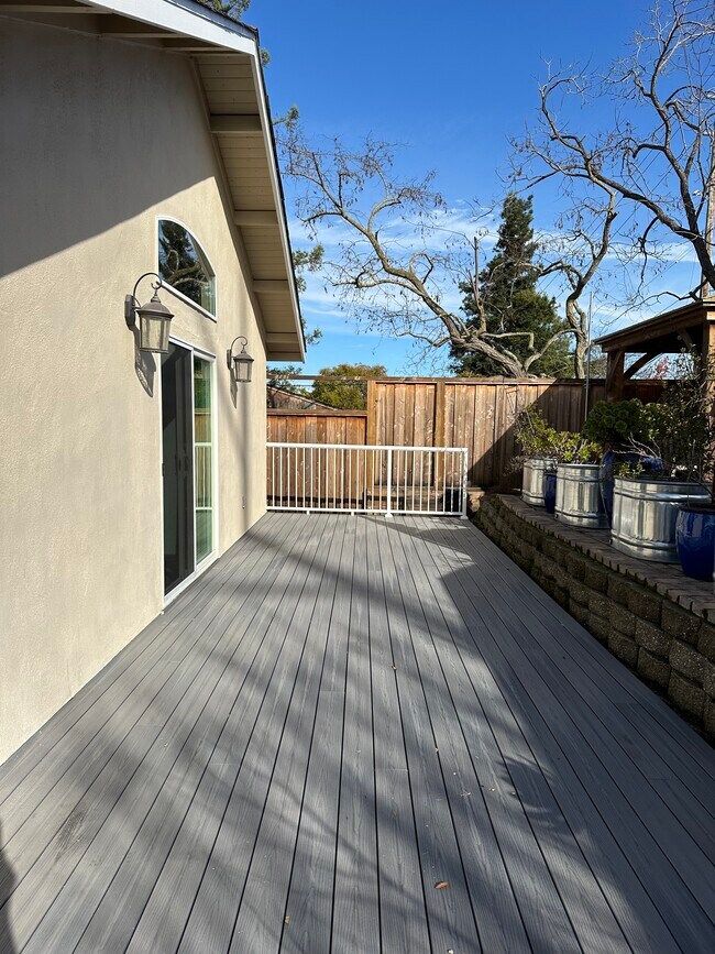 Deck - 2353 Vera Ave