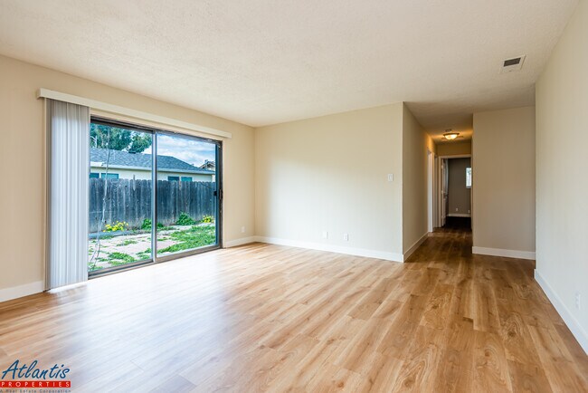 Foto del edificio - 623 Sanders Ave