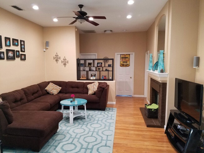 Building Photo - Desirable Highland Reserve - 3 Bedrooms + ...