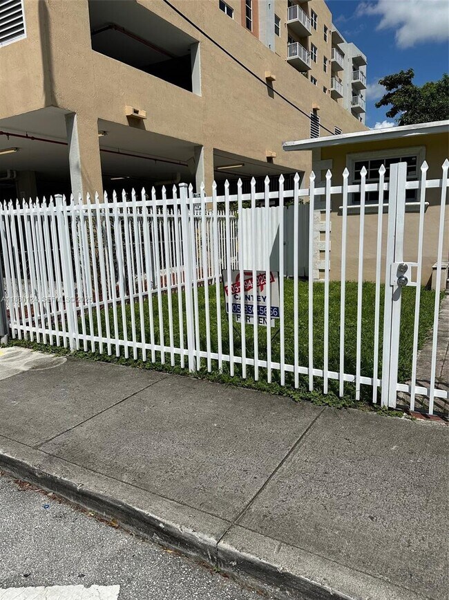 Foto del edificio - 1619 NW 52nd St