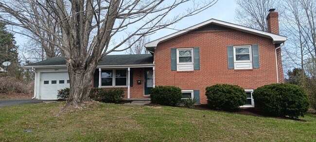 Foto del edificio - Christiansburg, 3 BR / 2 BA, Available Now