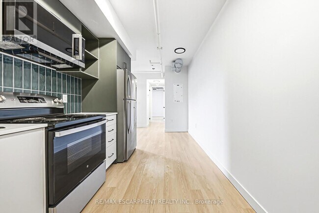 Building Photo - 325 James St S