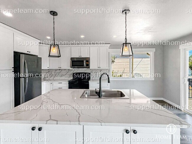 Foto del edificio - "Charming 4-Bedroom Home with Scenic Views & Finished Basement in Renton!"