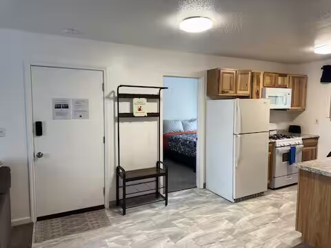 Foto del edificio - 7447 Jewel Lake Rd