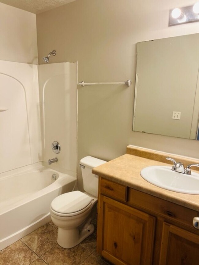 Foto del edificio - Beautiful town house with central air.