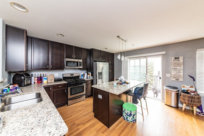 Building Photo - 551 George St