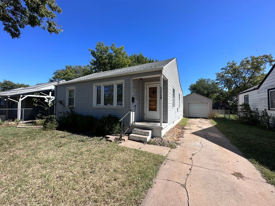 Primary Photo - $1250 - 3 bed 1.5 bath - Single Family Hom...