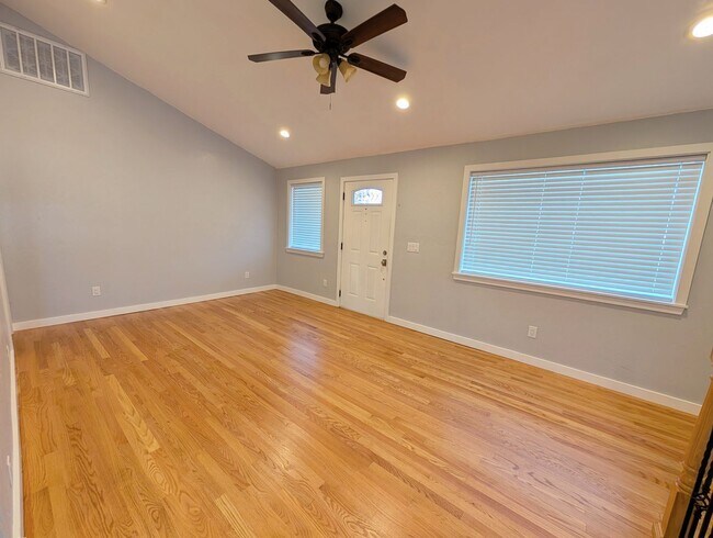 Building Photo - Gorgeous Updated Home in Yukon