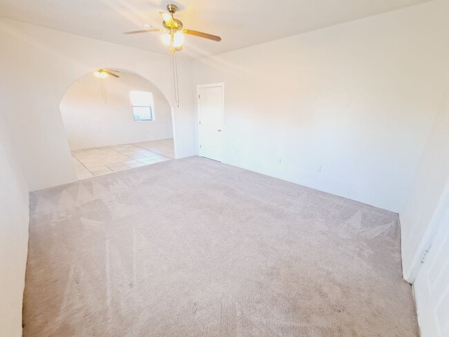 Building Photo - 2 Bedroom 1 Bathroom home with a Fenced in...