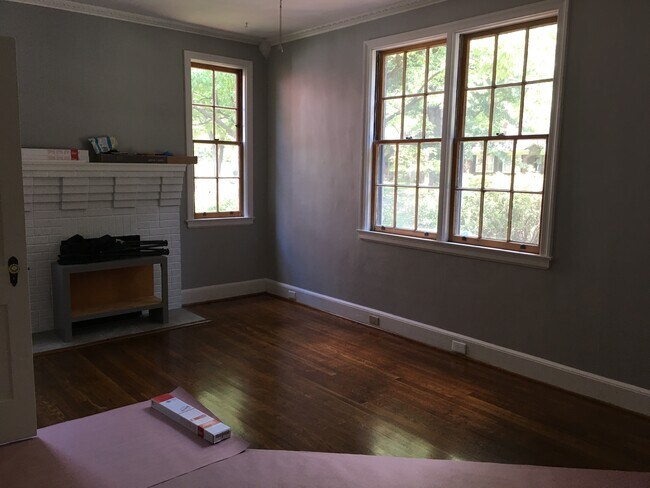 Bonita sala de estar iluminada con ventilador de techo. - 2603 Kiawah Ave