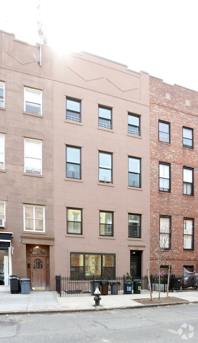 Building Photo - 555 Henry St