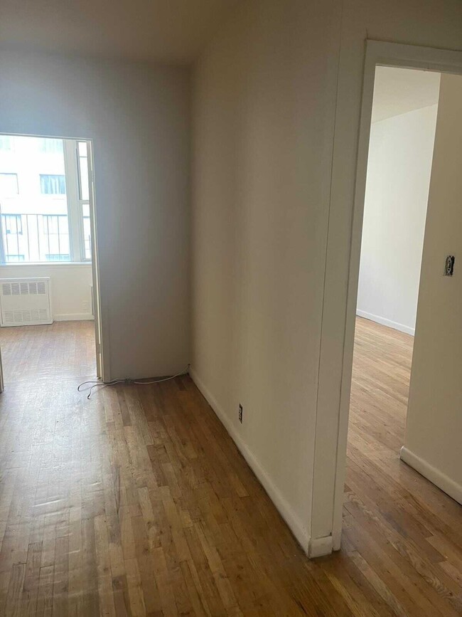 Building Photo - 320 W 96th St