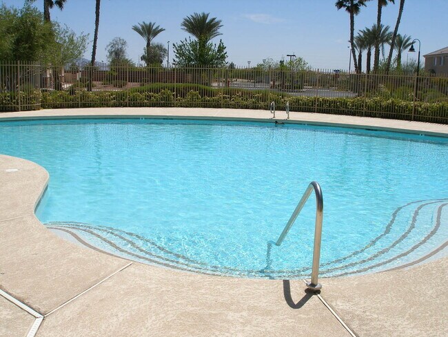 Foto del edificio - LARGE 3 BED, 2.5 BATH TOWNHOME IN GATED ALIANTE POOL COMMUNITY