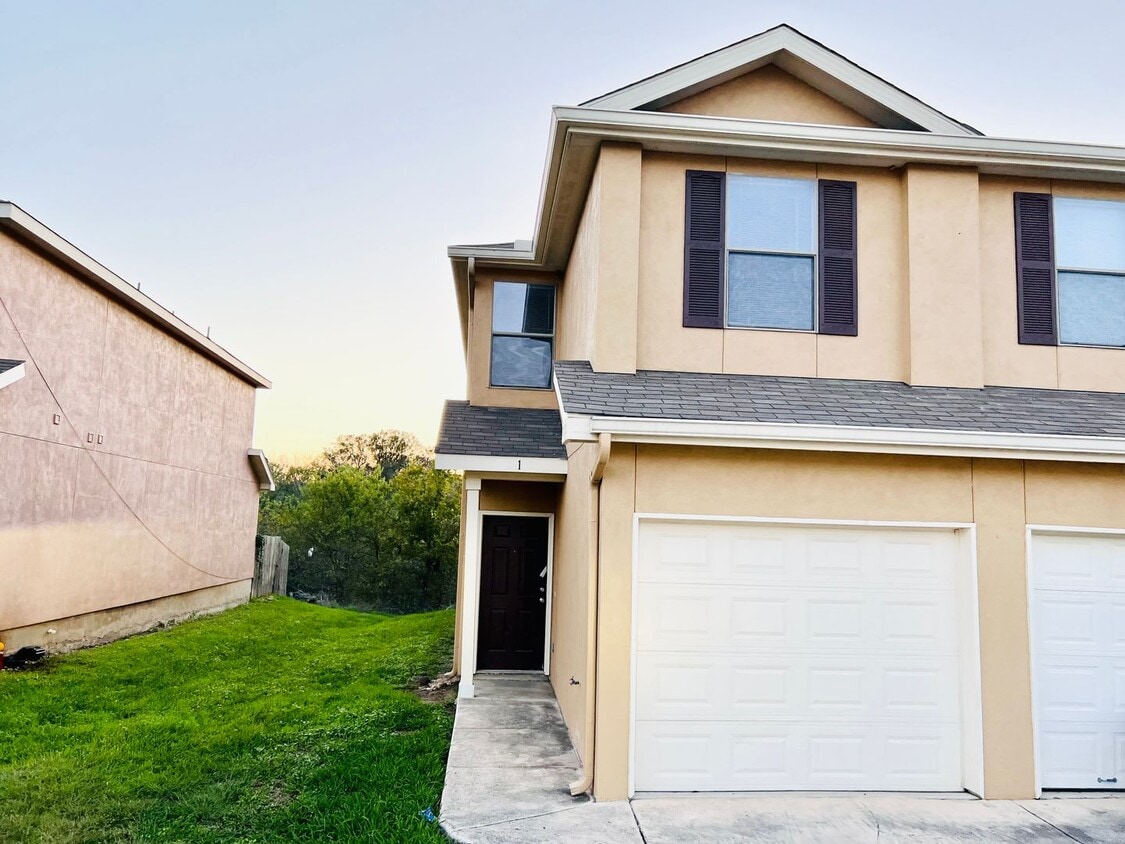 10615 Mathom Landing, Universal City, TX 78148 Townhome Rentals in Universal City TX
