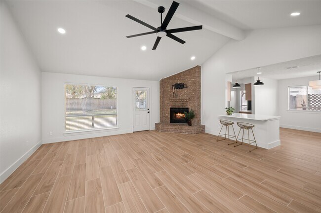 Foto del edificio - 303 Knoll Forest Dr