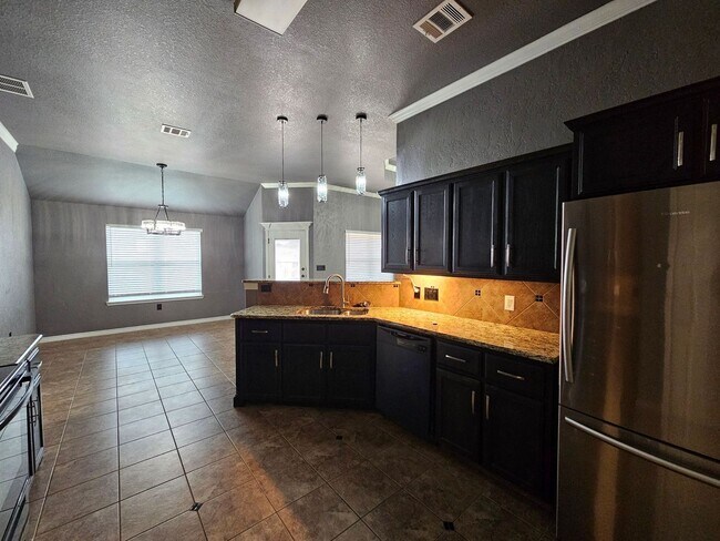 Foto del edificio - AVAILABLE NOW!