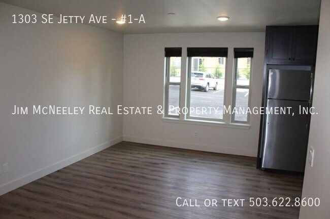 Building Photo - Lower level 2 bed/ 1 bath w/ 1 Assigned Pa...