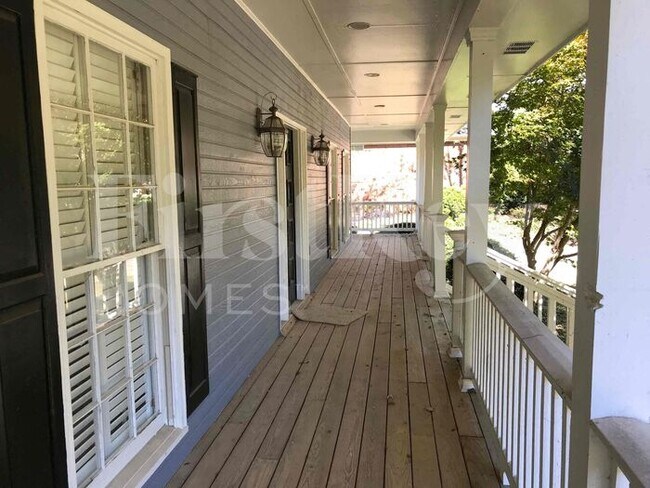 Foto del edificio - 1609 Flat Rock Dr SW