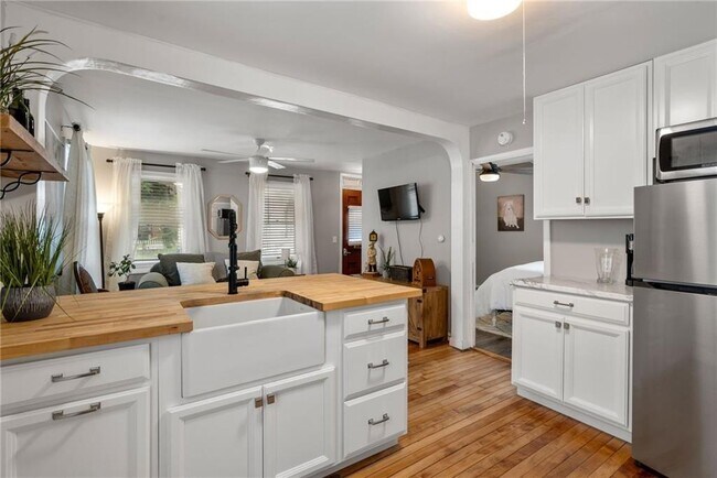 Building Photo - 16 Pearse Ave