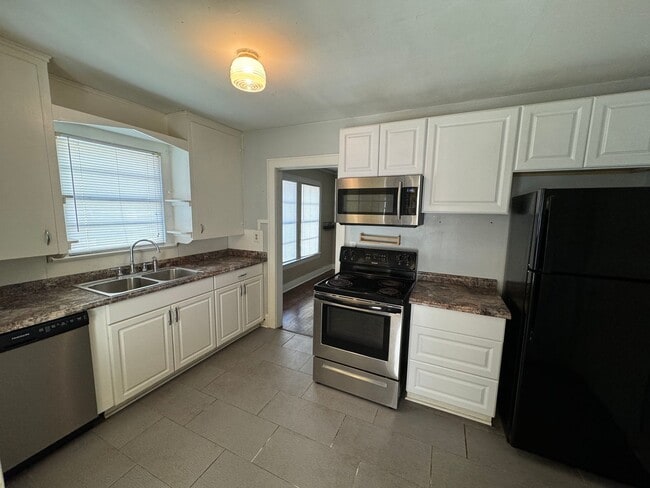 Building Photo - Half off the first Full Month's rent! Supe...
