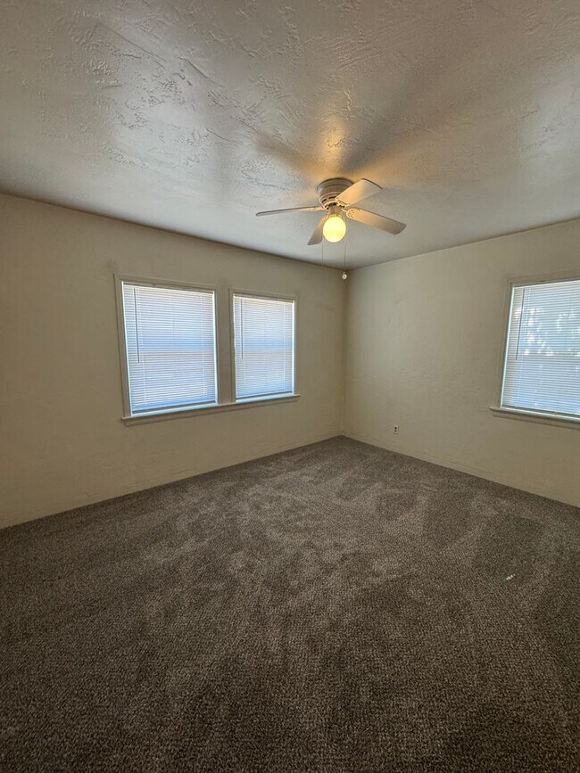 Building Photo - Spacious home near Bakersfield College!