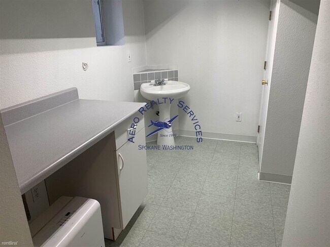 Building Photo - 2 br, 1.5 bath House - 3914 W Hoffman Ave