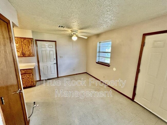 Building Photo - 1228 N Texas Ave
