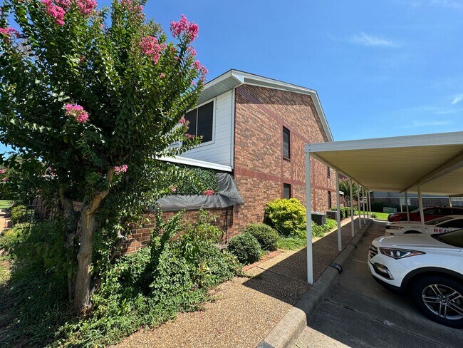 Building Photo - Fully Furnished Gated Townhouse off Benton...