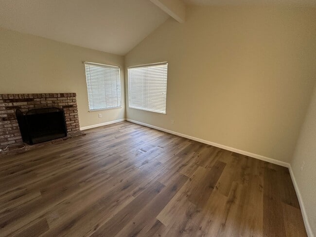 Building Photo - 3-bedroom, 2 car garage, dishwasher, stove...