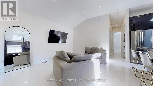 Photo du bâtiment - 640 Lansdowne Dr