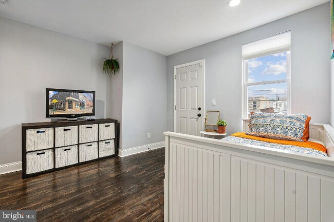 Building Photo - 407 N Lakewood Ave