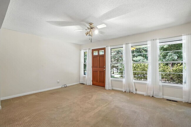 Foto del edificio - Charming 3BR 1 BTH Home with Inground Pool...
