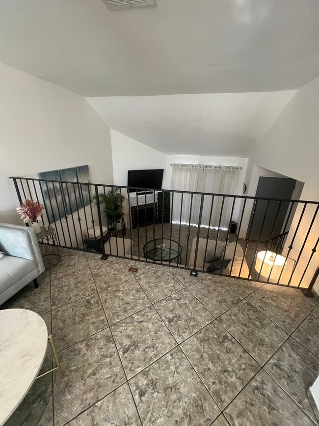 Foto del edificio - 9601 Sylmar Ave