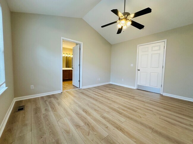 Foto del edificio - 2 bed, 2.5 bath updated townhouse w/ 1-car garage & Trex deck available now