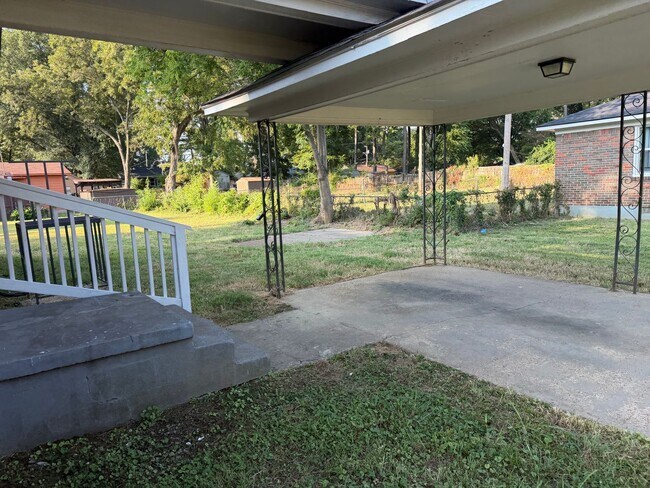 Foto del edificio - 3687 Windcrest Rd