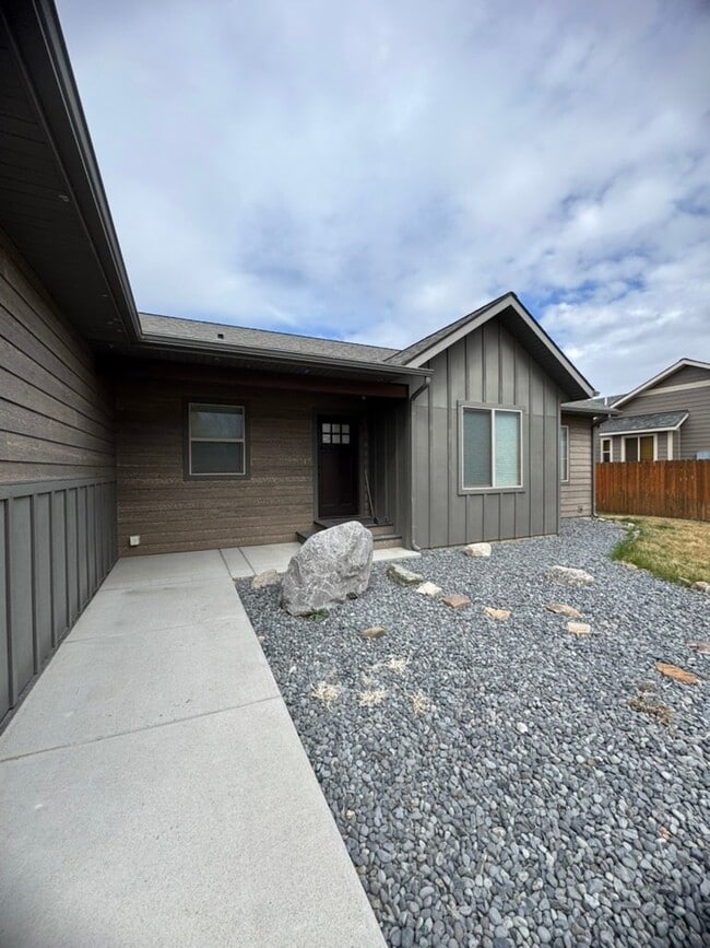Building Photo - 219 Talon Way