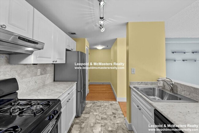 Foto del edificio - 15 North Beacon St