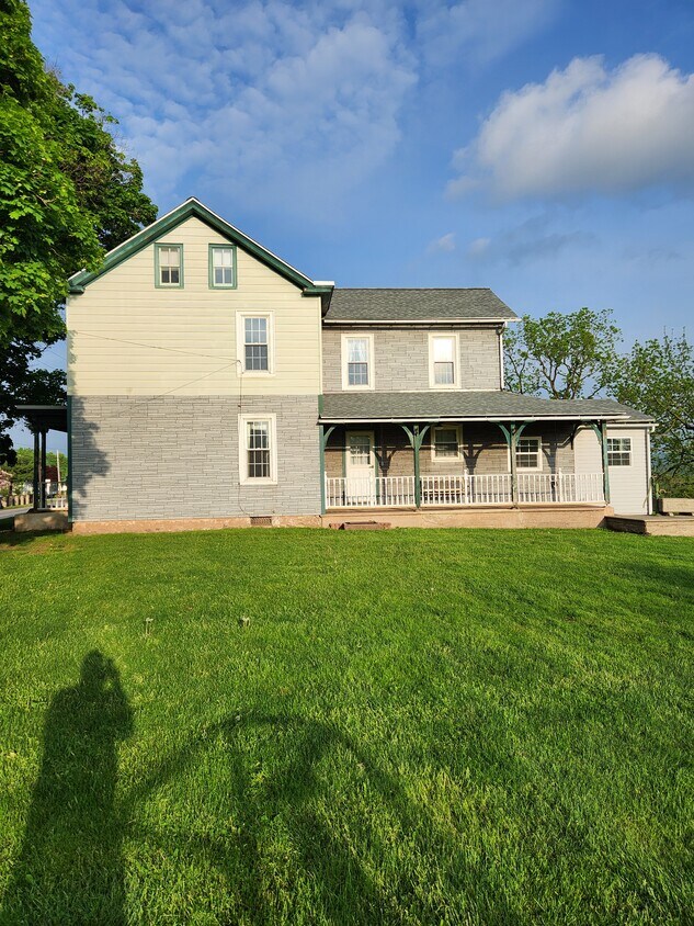 28 Benjamin Franklin Hwy, Birdsboro, PA 19508 House Rental in