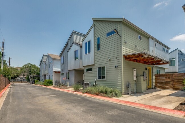 Building Photo - CONTEMPORARY SOUTHTOWN 2-BEDROOM TOWNHOME
