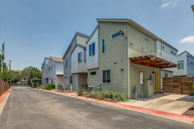 Foto del edificio - CONTEMPORARY SOUTHTOWN 2-BEDROOM TOWNHOME