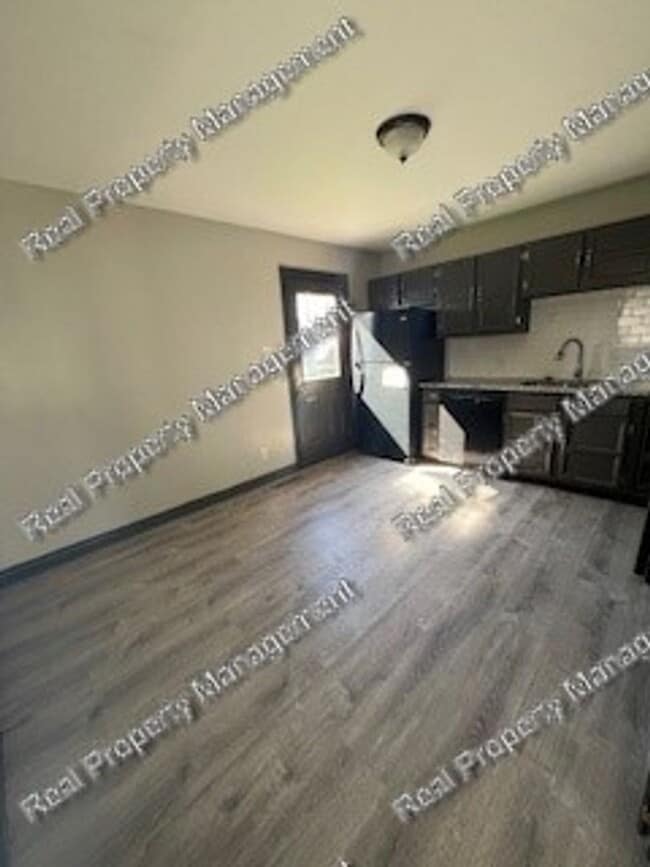 Building Photo - Three bedroom ranch in Hessville