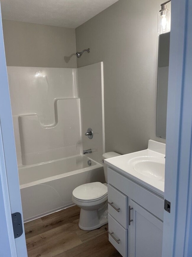 Building Photo - 3 bedroom 2 bath, 2 stall garage