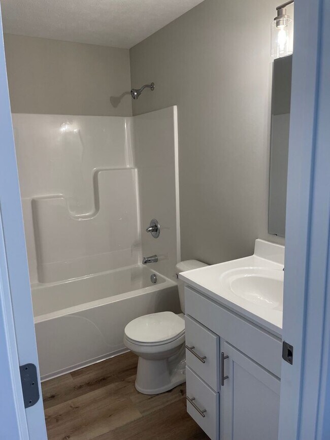 Foto del edificio - 3 bedroom 2 bath, 2 stall garage