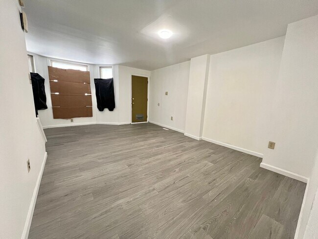 Building Photo - 3 Bedroom Available Now