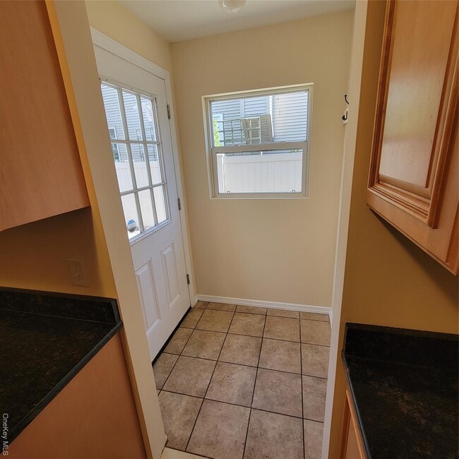 Building Photo - 72 Rutgers Ln