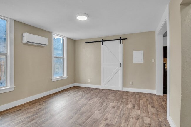 Building Photo - 912 W 13th St