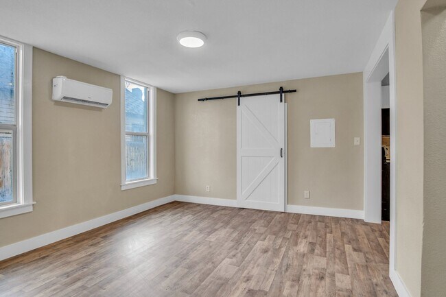 Foto del edificio - 912 W 13th St