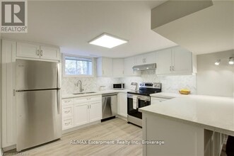 Building Photo - 2093 Maplewood Dr