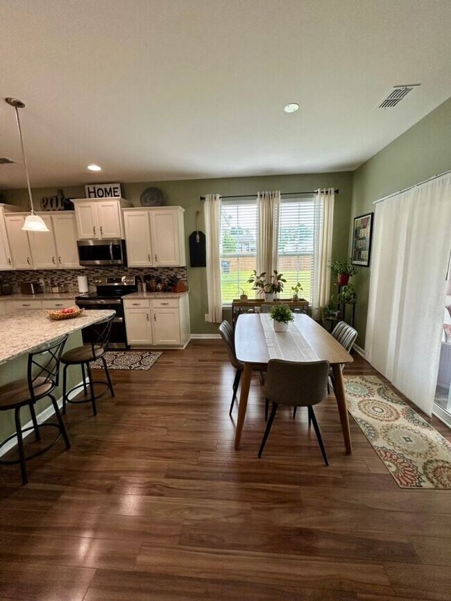 Foto del edificio - **Beautifully Maintained 3 Bedroom Home with Study, Screened Porch & Fenced Yard**