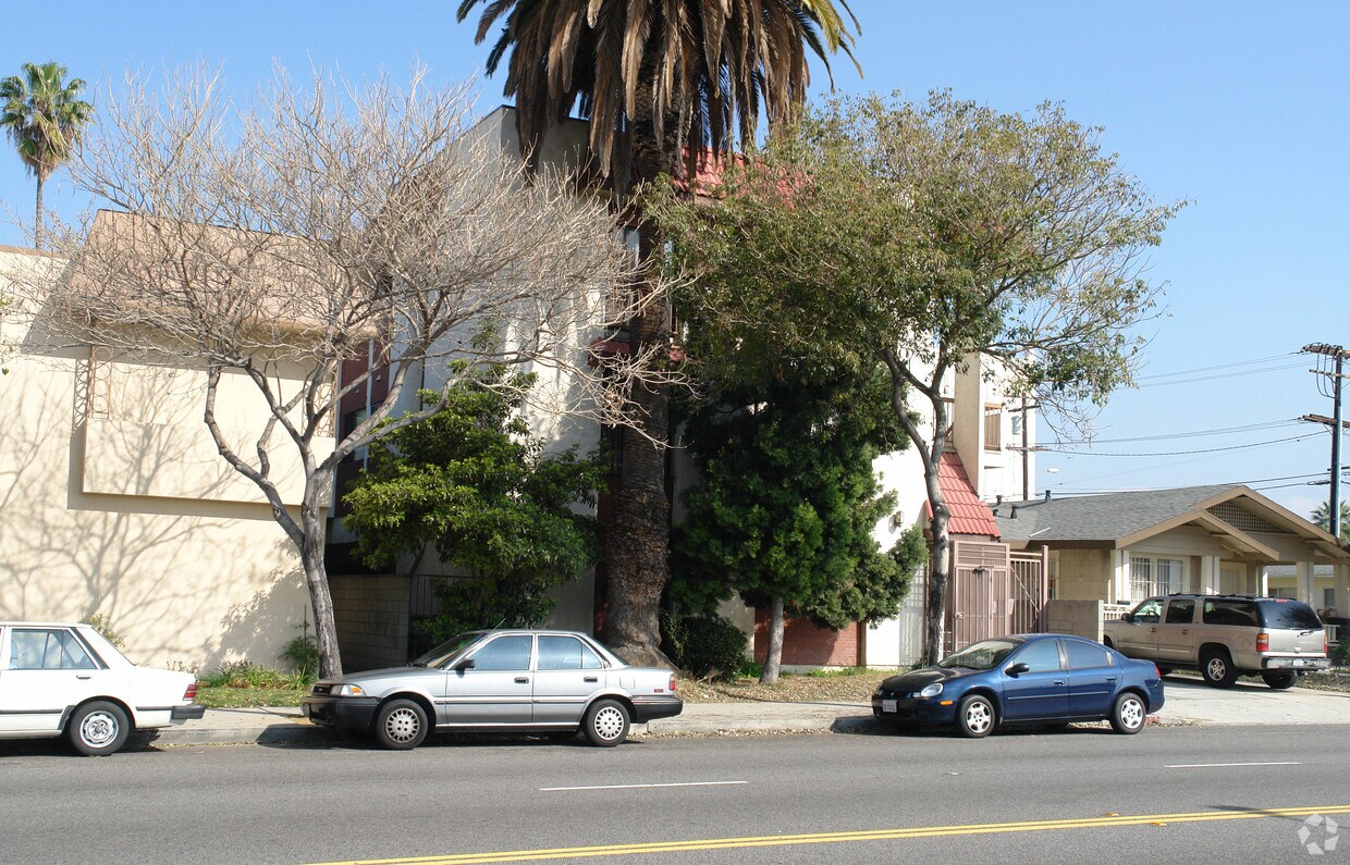 Building Photo - 123 W Chevy Chase Dr